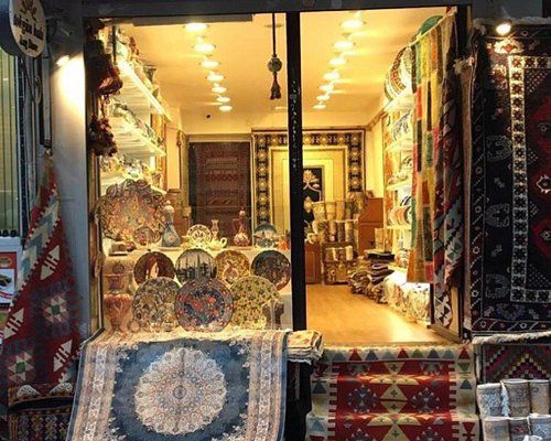 Shopping Paradise in Sultanahmet: Antique Stores and Handicraft Markets